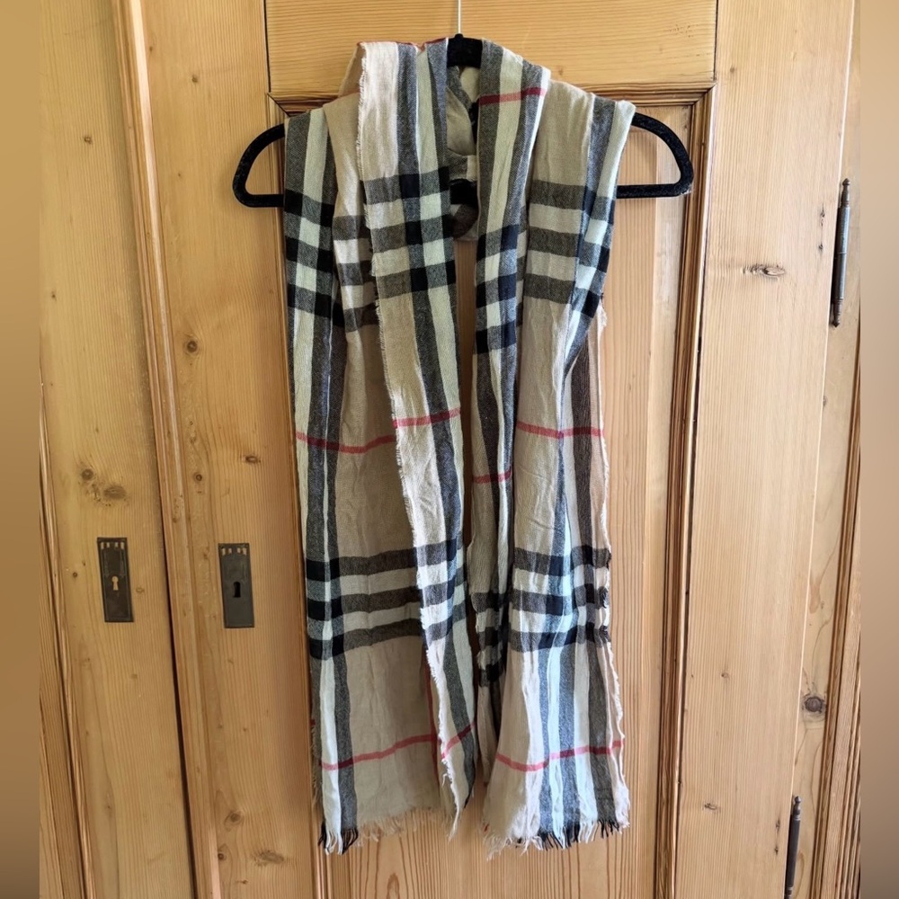 Lightweight Burberry check scarf